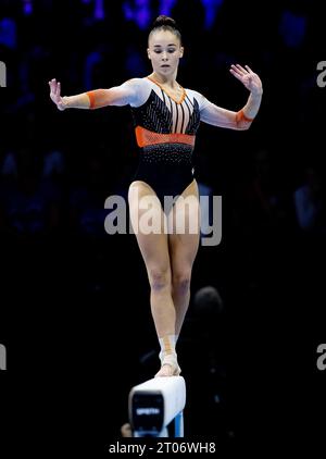 ANTWERPEN - Turnerin Eythora Thorsdottir im Team-Finale bei der Turn-Weltmeisterschaft in Sportpaleis Antwerpen. ANP IRIS VAN DEN BROEK Stockfoto