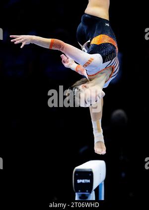 ANTWERPEN - Turnerin Eythora Thorsdottir im Team-Finale bei der Turn-Weltmeisterschaft in Sportpaleis Antwerpen. ANP IRIS VAN DEN BROEK Stockfoto