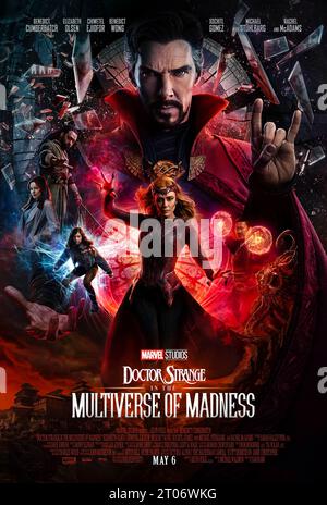 Doctor Strange in the Multiverse of Madness (2022) unter der Regie von Sam Raimi mit Benedict Cumberbatch, Elizabeth Olsen und Chiwetel Ejiofor. Doctor Strange schließt sich mit einem mysteriösen Teenager-Mädchen aus seinen Träumen zusammen, das durch Multiversen reisen kann, um gegen mehrere Bedrohungen zu kämpfen, einschließlich anderer Universumsversionen von sich selbst, die Millionen im Multiversum auslöschen könnten. US-Poster mit einem Blatt. ***NUR FÜR REDAKTIONELLE ZWECKE*** Guthaben: BFA/Walt Disney Studios Stockfoto