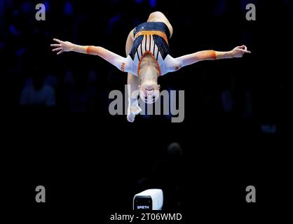 ANTWERPEN - Turnerin Eythora Thorsdottir im Team-Finale bei der Weltmeisterschaft im Kunstturnen im Sportpaleis Antwerpen. ANP IRIS VAN DEN BROEK Stockfoto