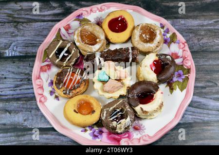 Gemischte französische Zobelkekse, Buttery, Crumbly, dekadent und einfach gefüllt und mit verschiedenen Geschmacksrichtungen bedeckt, weiße und braune Schokolade, zerfetzt Stockfoto