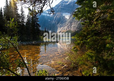 Ein Teil des Cavell Lake im Jasper National Park, Alberta, Kanada, zeigt glattes Flussgestein unter dem durchsichtigen, kristallklaren Wasser. Stockfoto