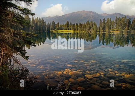 Lake Annette, in der Fairmont Lodge in Jasper, Alberta, Kanada. Stockfoto