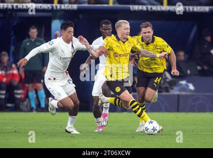 Dortmund, Deutschland. Oktober 2023. Fußball: Champions League, Borussia Dortmund - AC Mailand, Gruppenphase, Gruppe F, Spieltag 2, Signal Iduna Park. Dortmunder Marco Reus (Mitte) und Niclas Füllkrug und Mailänder Tijjani Reijnders in Aktion. Quelle: Bernd Thissen/dpa/Alamy Live News Stockfoto