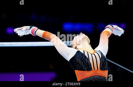 ANTWERPEN - Turnerin Eythora Thorsdottir im Team-Finale bei der Weltmeisterschaft im Kunstturnen im Sportpaleis Antwerpen. ANP IRIS VAN DEN BROEK Stockfoto