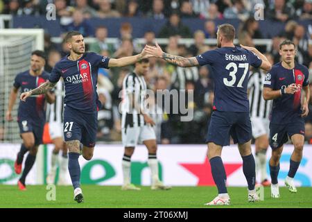 Lucas Hernández #21 von Paris Saint-Germain feiert sein Ziel, es 3-1 beim UEFA Champions League-Spiel Newcastle United gegen Paris Saint-Germain in St. zu erreichen James's Park, Newcastle, Großbritannien, 4. Oktober 2023 (Foto: Mark Cosgrove/News Images) Stockfoto