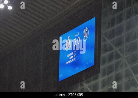 Newcastle, Großbritannien. Oktober 2023. Auf dem großen Bildschirm wird die Punktzahl 3-0 während des UEFA Champions League-Spiels Newcastle United gegen Paris Saint-Germain in St. James's Park, Newcastle, Vereinigtes Königreich, 4. Oktober 2023 (Foto: Mark Cosgrove/News Images) in Newcastle, Vereinigtes Königreich am 10.04.2023. (Foto: Mark Cosgrove/News Images/SIPA USA) Credit: SIPA USA/Alamy Live News Stockfoto