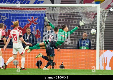 Phil Foden, MANCITY 47 Punkte, schießt Tor, Tor, Treffer, Torschuss, 0-1 im Gruppenspiel G RB LEIPZIG - MANCHESTER STADT des Fußballs UEFA Champions League in der Saison 2023/2024 in Leipzig, 4. Oktober 2023. Gruppenphase, RBL, Red Bull © Peter Schatz / Alamy Live News Stockfoto