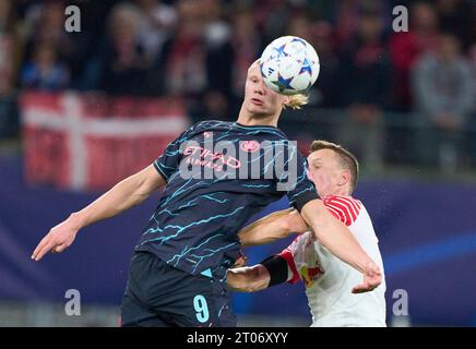 Erling Haaland, MANCITY 9 konkurrieren um den Ball, Tackling, Duell, Header, zweikampf, Action, Kampf gegen Lukas KLOSTERMANN, RB Leipzig 16 im Gruppenspiel G RB LEIPZIG - MANCHESTER STADT des Fußballs UEFA Champions League in der Saison 2023/2024 in Leipzig, 4. Oktober 2023. Gruppenphase, RBL, Red Bull © Peter Schatz / Alamy Live News Stockfoto