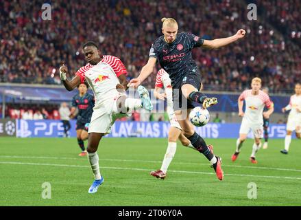 Castello Lukeba, RB Leipzig 23 treten um Ball, Tackling, Duell, Header, zweikampf, Action, Kampf gegen Erling Haaland, MANCITY 9 im Gruppenspiel G RB LEIPZIG - MANCHESTER STADT des Fußballs UEFA Champions League in der Saison 2023/2024 in Leipzig, 4. Oktober 2023. Gruppenphase, RBL, Red Bull © Peter Schatz / Alamy Live News Stockfoto