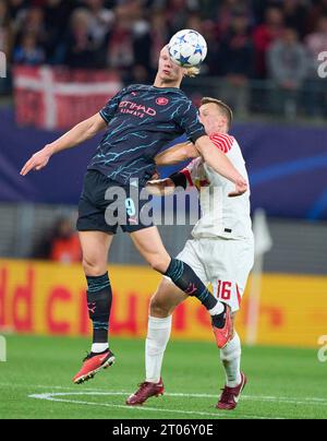 Erling Haaland, MANCITY 9 konkurrieren um den Ball, Tackling, Duell, Header, zweikampf, Action, Kampf gegen Lukas KLOSTERMANN, RB Leipzig 16 im Gruppenspiel G RB LEIPZIG - MANCHESTER STADT des Fußballs UEFA Champions League in der Saison 2023/2024 in Leipzig, 4. Oktober 2023. Gruppenphase, RBL, Red Bull © Peter Schatz / Alamy Live News Stockfoto