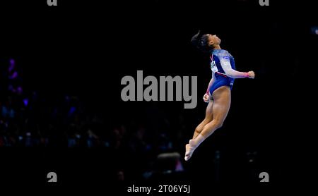 ANTWERPEN - Turnerin Simone Biles im Team-Finale bei der Turnen-Weltmeisterschaft in Sportpaleis Antwerpen. ANP IRIS VAN DEN BROEK Stockfoto