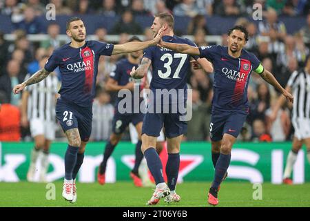 Newcastle, Großbritannien. Oktober 2023. Lucas Hernández #21 von Paris Saint-Germain feiert sein Ziel, es 3-1 beim UEFA Champions League-Spiel Newcastle United gegen Paris Saint-Germain in St. zu erreichen James's Park, Newcastle, Vereinigtes Königreich, 4. Oktober 2023 (Foto: Mark Cosgrove/News Images) in Newcastle, Vereinigtes Königreich am 10.04.2023. (Foto: Mark Cosgrove/News Images/SIPA USA) Credit: SIPA USA/Alamy Live News Stockfoto