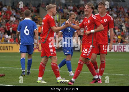 Josh Thomas #9, Charlie Savage #16 feiern während der Wales u21 gegen Liechtenstein bei der Rodney Parade Stockfoto