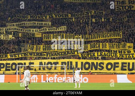 Dortmund, Deutschland. Oktober 2023. Fußball: Champions League, Borussia Dortmund - AC Mailand, Gruppenphase, Gruppe F, Spieltag 2, Signal Iduna Park. Dortmunds Fans protestieren mit Plakaten. Quelle: Bernd Thissen/dpa/Alamy Live News Stockfoto