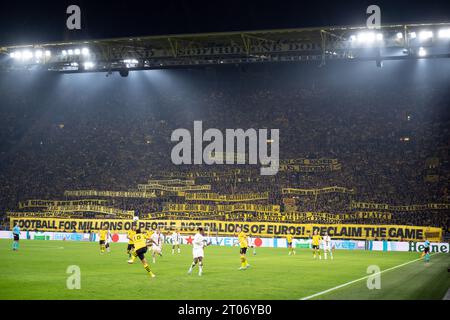 Dortmund, Deutschland. Oktober 2023. Fußball: Champions League, Borussia Dortmund - AC Mailand, Gruppenphase, Gruppe F, Spieltag 2, Signal Iduna Park. Dortmunds Fans protestieren mit Plakaten. Quelle: Bernd Thissen/dpa/Alamy Live News Stockfoto