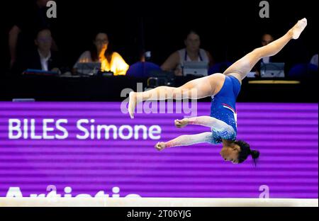 ANTWERPEN - Turnerin Simone Biles im Team-Finale bei der Turnen-Weltmeisterschaft in Sportpaleis Antwerpen. ANP IRIS VAN DEN BROEK Stockfoto