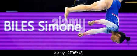 ANTWERPEN - Turnerin Simone Biles im Team-Finale bei der Turnen-Weltmeisterschaft in Sportpaleis Antwerpen. ANP IRIS VAN DEN BROEK Stockfoto