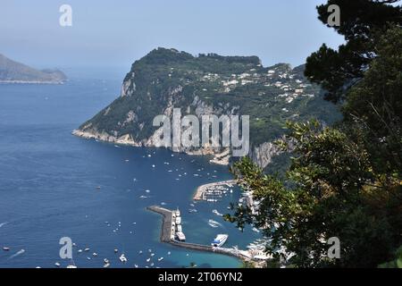 Blick aus der Vogelperspektive auf Marina Grande am Fuße des Mount Solaro auf Capri Island, Italien während des Sommertages. Stockfoto