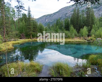 Erstaunlicher blauer Geysir-See in den Bergen des Altai, Russland. Stockfoto