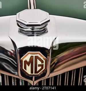 Emblem und verchromter Kühlerdeckel bei einem MG Y-Wagen 1950 Stockfoto