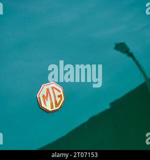 Das MG-Logo auf der Motorhaube eines Autos in Renngrün lackiert Stockfoto