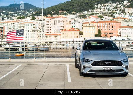 Nizza, Frankreich - 10 03 2023 : Ford Mustang GT Sportwagen und amerikanische Flagge im alten Hafen von Nizza Stockfoto