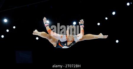 ANTWERPEN - Turnerin Eythora Thorsdottir im Team-Finale bei der Weltmeisterschaft im Kunstturnen im Sportpaleis Antwerpen. ANP IRIS VAN DEN BROEK Stockfoto