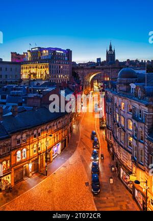 Blick von der Tyne Bridge bei Nacht, Blick entlang der Seite in Richtung Newcastle Castle & St. Nicholas Cathedral Stockfoto