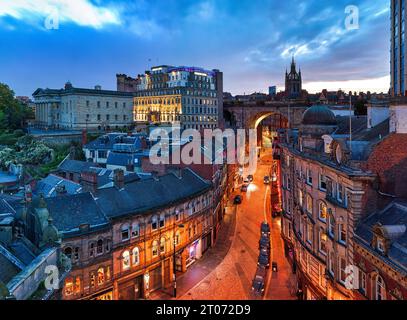 Blick von der Tyne Bridge bei Nacht, Blick entlang der Seite in Richtung Newcastle Castle & St. Nicholas Cathedral Stockfoto