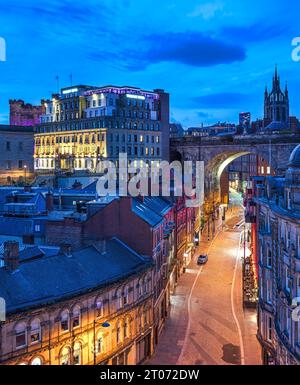 Blick von der Tyne Bridge bei Nacht, Blick entlang der Seite in Richtung Newcastle Castle & St. Nicholas Cathedral Stockfoto