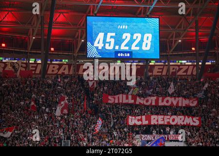 Leipzig, Deutschland. Oktober 2023. Fußball: Champions League, Spieltag 2, Gruppe G, RB Leipzig - Manchester City in der Red Bull Arena. Die Anzeigetafel zeigt 45228 Zuschauer. Quelle: Jan Woitas/dpa/Alamy Live News Stockfoto