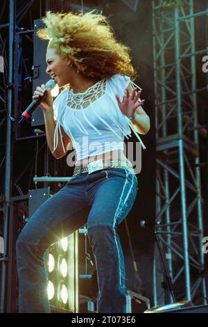 Ein junger Beyoncé von Destiny's Child, der am 16. Juni 2002 live im Radio 1 One Big Sunday im Morfa Stadium in Swansea spielt. Foto: Rob Watkins Stockfoto