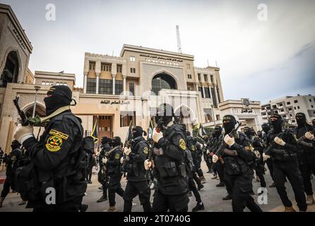 Gaza, Palästina. Oktober 2023. Palästinensische Militante der Islamischen Dschihad-Bewegung nehmen an einer Anti-Israel-Militärparade zum 36. Jahrestag der Gründung der Bewegung in Gaza-Stadt Teil Stockfoto