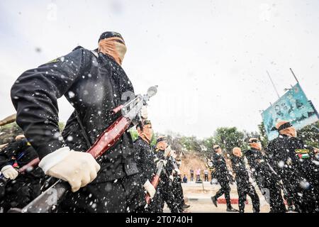 Gaza, Palästina. Oktober 2023. Palästinensische Militante der Islamischen Dschihad-Bewegung nehmen an einer Anti-Israel-Militärparade zum 36. Jahrestag der Gründung der Bewegung in Gaza-Stadt Teil Stockfoto