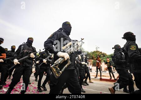 Gaza, Palästina. Oktober 2023. Palästinensische Militante der Islamischen Dschihad-Bewegung nehmen an einer Anti-Israel-Militärparade zum 36. Jahrestag der Gründung der Bewegung in Gaza-Stadt Teil Stockfoto