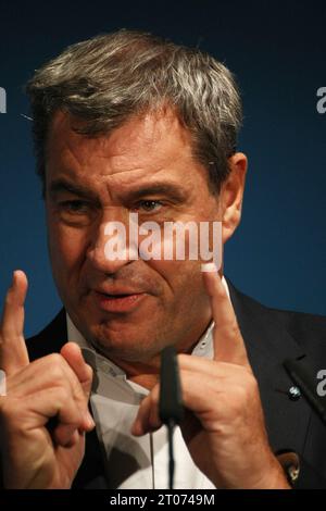 Landtagswahl 2023. Markus Söder Ministerpräsident des Freistaates Bayern und Innenminister Joachim Herrmann unterstützt Friedrich Merz Parteivorsitzender der CDU in Nürnberg, Bayern, Deutschland. Oktober 2023. Quelle: Imago/Alamy Live News Stockfoto