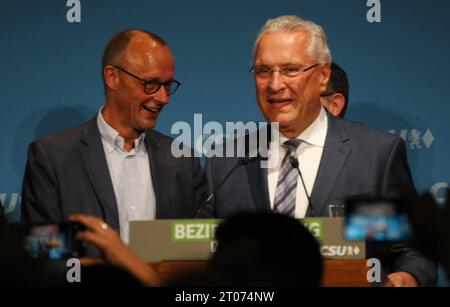 Landtagswahl 2023. Markus Söder Ministerpräsident des Freistaates Bayern und Innenminister Joachim Herrmann unterstützt Friedrich Merz Parteivorsitzender der CDU in Nürnberg, Bayern, Deutschland. Oktober 2023. Quelle: Imago/Alamy Live News Stockfoto