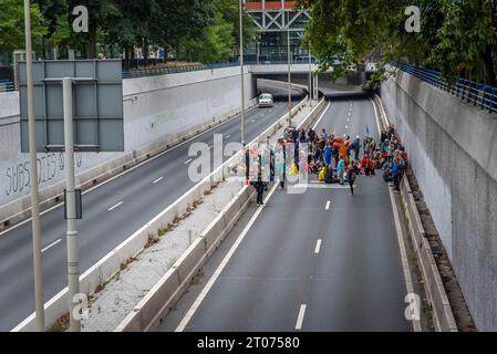 Den Haag, Südholland, Niederlande. Oktober 2023. Ein Blick von oben auf die Klimaaktivisten der Extinction Rebellion, die die Autobahn A12 blockiert haben. Aktivisten der Extinction Rebellion blockieren die Autobahn A12 in den Haag, Niederlande. (Kreditbild: © James Petermeier/ZUMA Press Wire) NUR REDAKTIONELLE VERWENDUNG! Nicht für kommerzielle ZWECKE! Stockfoto