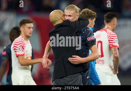 PEP GUARDIOLA, MANCITY Trainer feiern mit Erling Haaland, MANCITY 9 nach dem Gruppenspiel G RB LEIPZIG - MANCHESTER STADT des Fußballs UEFA Champions League in der Saison 2023/2024 in Leipzig, 4. Oktober 2023. Gruppenphase, RBL, Red Bull © Peter Schatz / Alamy Live News Stockfoto