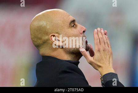 PEP GUARDIOLA, MANCITY Trainer feiern mit Fans nach dem Gruppenspiel G RB LEIPZIG - MANCHESTER STADT des Fußballs UEFA Champions League in der Saison 2023/2024 in Leipzig, 4. Oktober 2023. Gruppenphase, RBL, Red Bull © Peter Schatz / Alamy Live News Stockfoto