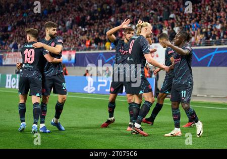 Jeremy Doku, MC 11 feiert sein Tor, Happy, lagh, Celebration, 1-3 mit Julian Alvarez, MANCITY 19, Erling Haaland, MANCITY 9 im Gruppenspiel G RB LEIPZIG - MANCHESTER STADT des Fußballs UEFA Champions League in der Saison 2023/2024 in Leipzig, 4. Oktober 2023. Gruppenphase, RBL, Red Bull © Peter Schatz / Alamy Live News Stockfoto