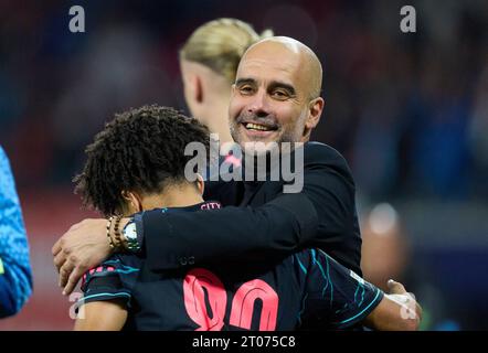 PEP GUARDIOLA, MANCITY Trainer feiern nach dem Gruppenspiel G RB LEIPZIG - MANCHESTER STADT des Fußballs UEFA Champions League in der Saison 2023/2024 in Leipzig, 4. Oktober 2023. Gruppenphase, RBL, Red Bull © Peter Schatz / Alamy Live News Stockfoto