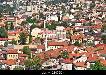 Panoramablick von der Gelben Festung über einige der vielen Moscheen in Sarajevo, Bosnien und Herzegowina Stockfoto