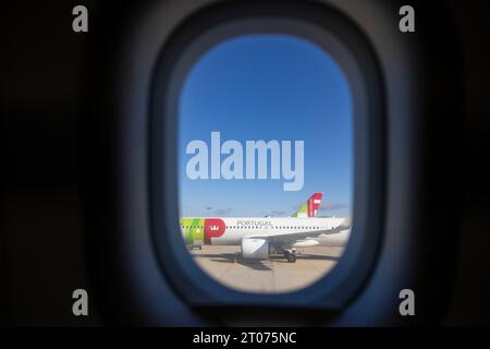 Lissabon, Portugal - 12.09.2023: Blick vom Flugzeuginnenfenster zum WASSERHAHN - Air Portugal - Flugzeug, im Flughafen Lissabon. TAP ist die portugiesische Flagge Aviati Stockfoto