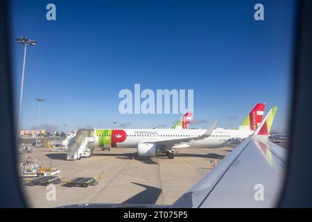 Lissabon, Portugal - 12.09.2023: Blick vom Flugzeuginnenfenster zum WASSERHAHN - Air Portugal - Flugzeug, im Flughafen Lissabon. TAP ist die portugiesische Flagge Aviati Stockfoto