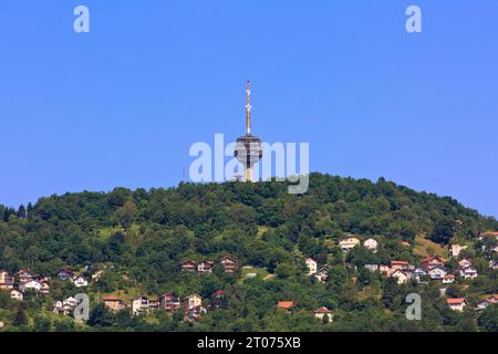 Der Hum Tower, ein 78,5 m (258 ft) hoher Telekommunikationsturm auf dem Berg Hum in der Peripherie von Sarajevo, Bosnien und Herzegowina Stockfoto