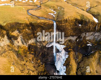 Drohnenaufnahme von Foss, einer Sidu-Kaskade in Island, die aus dem Rand sprudelt und eine idyllische Panoramablick erzeugt. Atemberaubender alpiner Wasserfall mit Wasserfällen von isländischen Hängen, Wildnis. Stockfoto