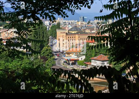 Panoramablick über das Rathaus von Sarajevo (Vijecnica) in Sarajevo, Bosnien und Herzegowina Stockfoto