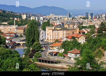 Panoramablick über das Rathaus von Sarajevo (Vijecnica) in Sarajevo, Bosnien und Herzegowina Stockfoto